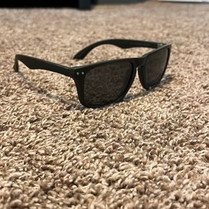 Dark grey/black sunglasses